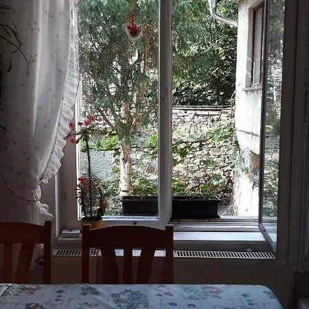 Nyaraló éva *